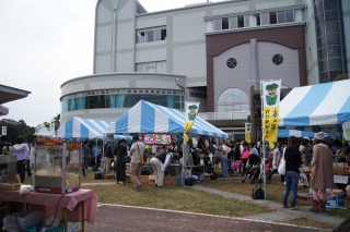 図書館前