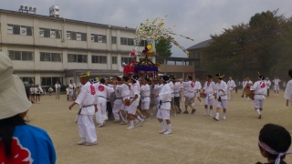 小学校のグランドに到着！